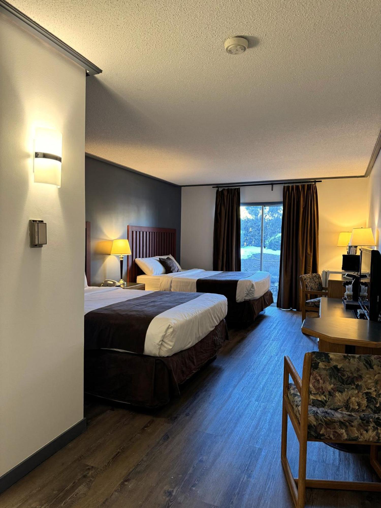 Divya Sutra Plaza And Conference Centre, Vernon, Bc Exterior foto