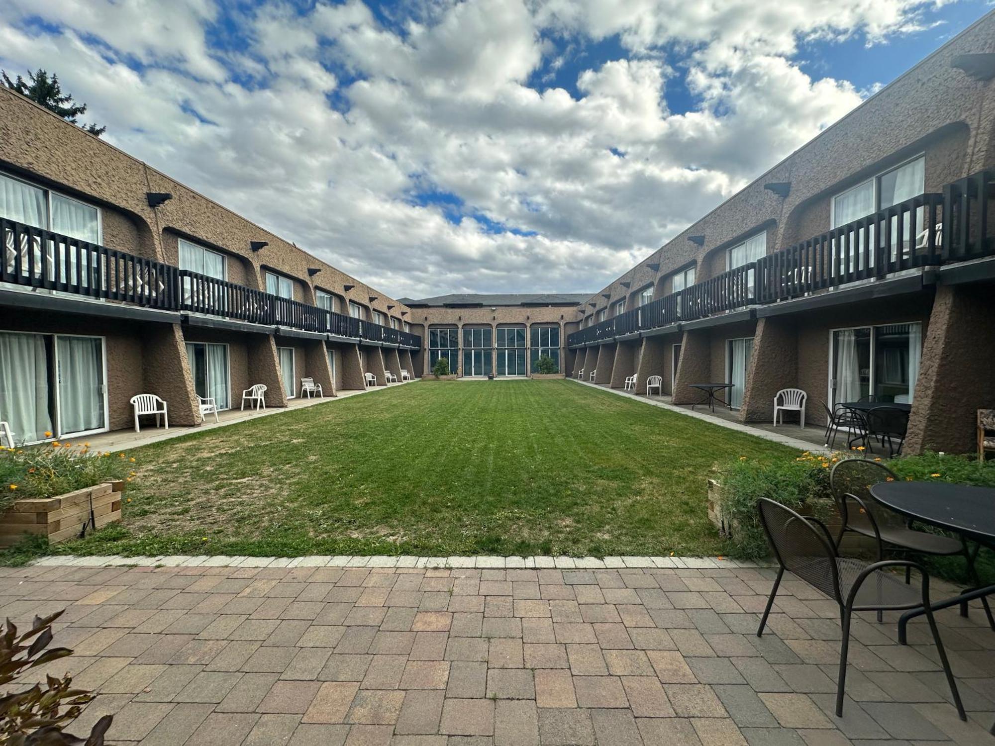 Divya Sutra Plaza And Conference Centre, Vernon, Bc Exterior foto